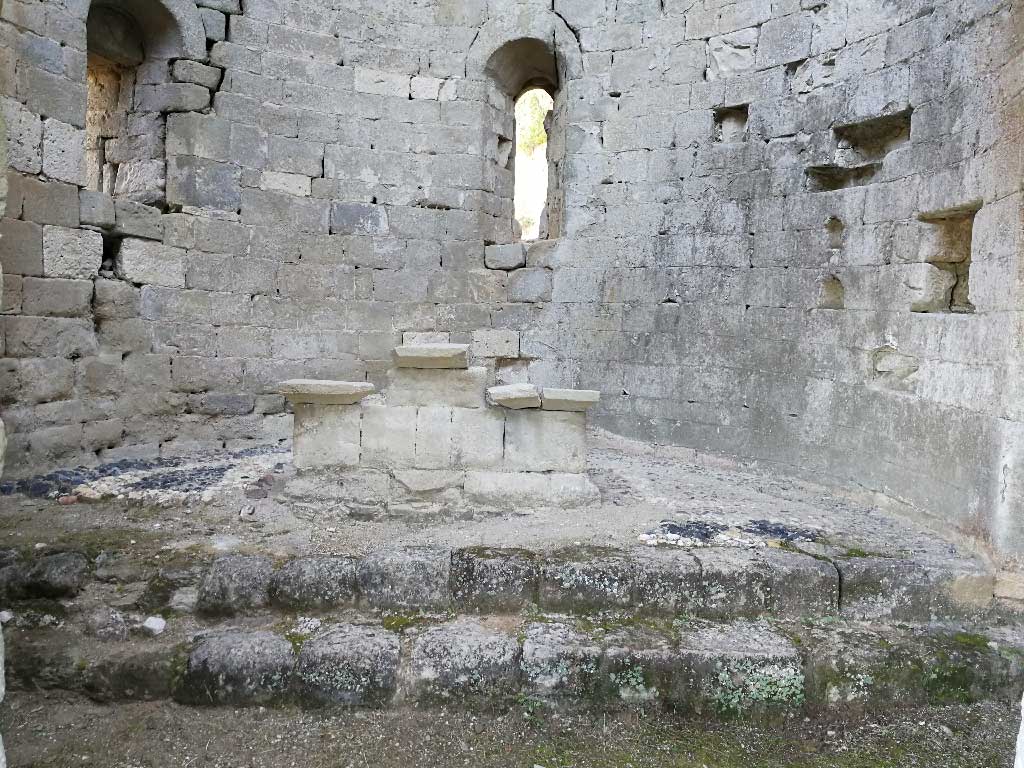 Capella. Altar de la ermita de San Martín de la Sierra. (Fotografía de Judith Sanjuan Satorra))