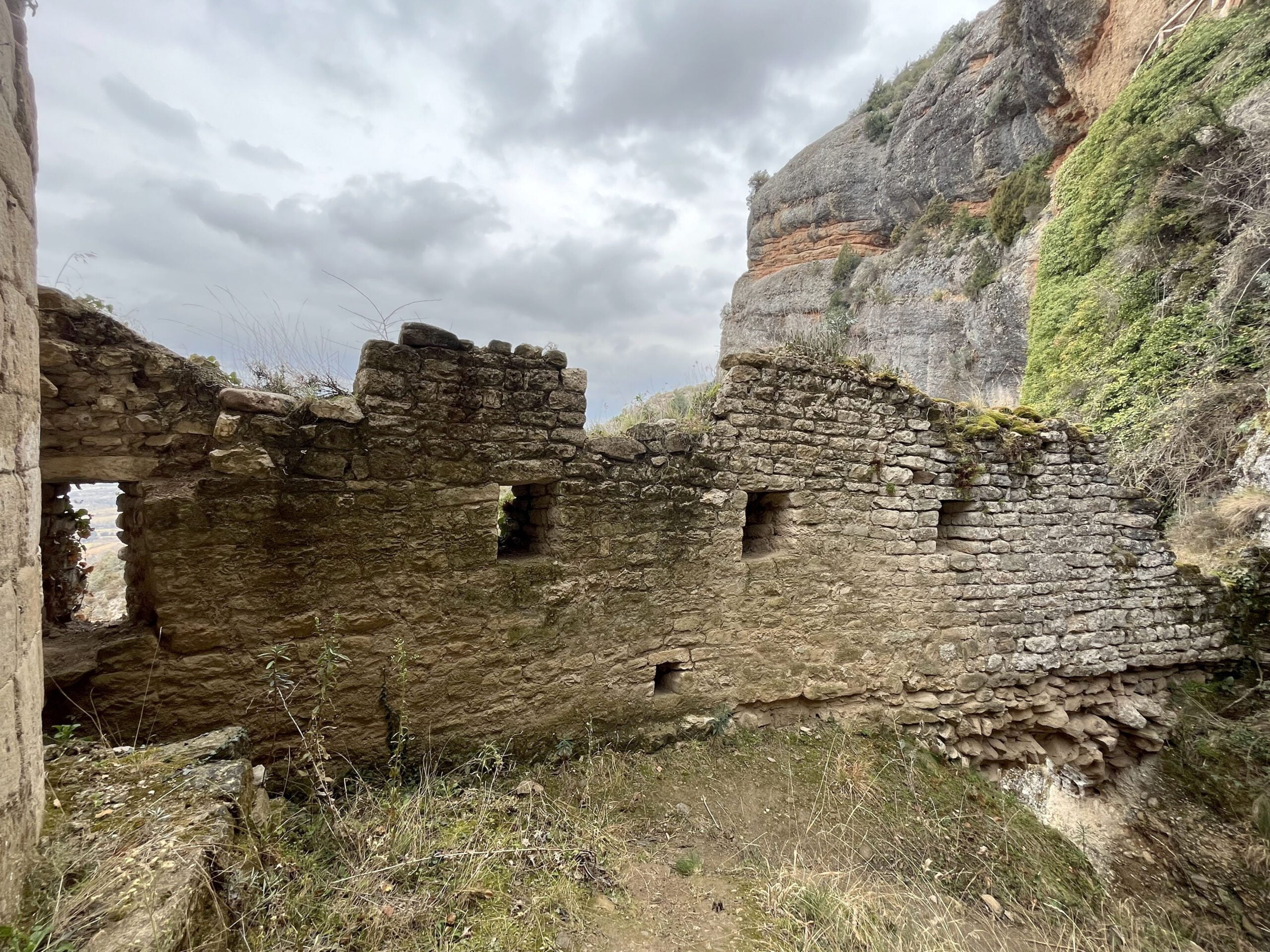 San Martín de la Sierra, restos de muralla. Fotografía de Judith Sanjuan Satorra