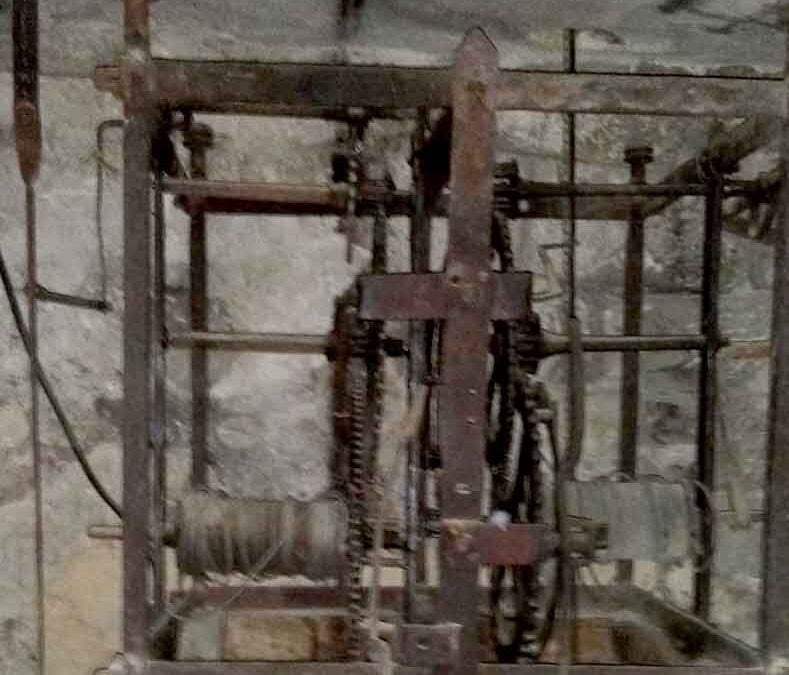 Capella. Reloj de las campanas de la iglesia de San Martín de Tours