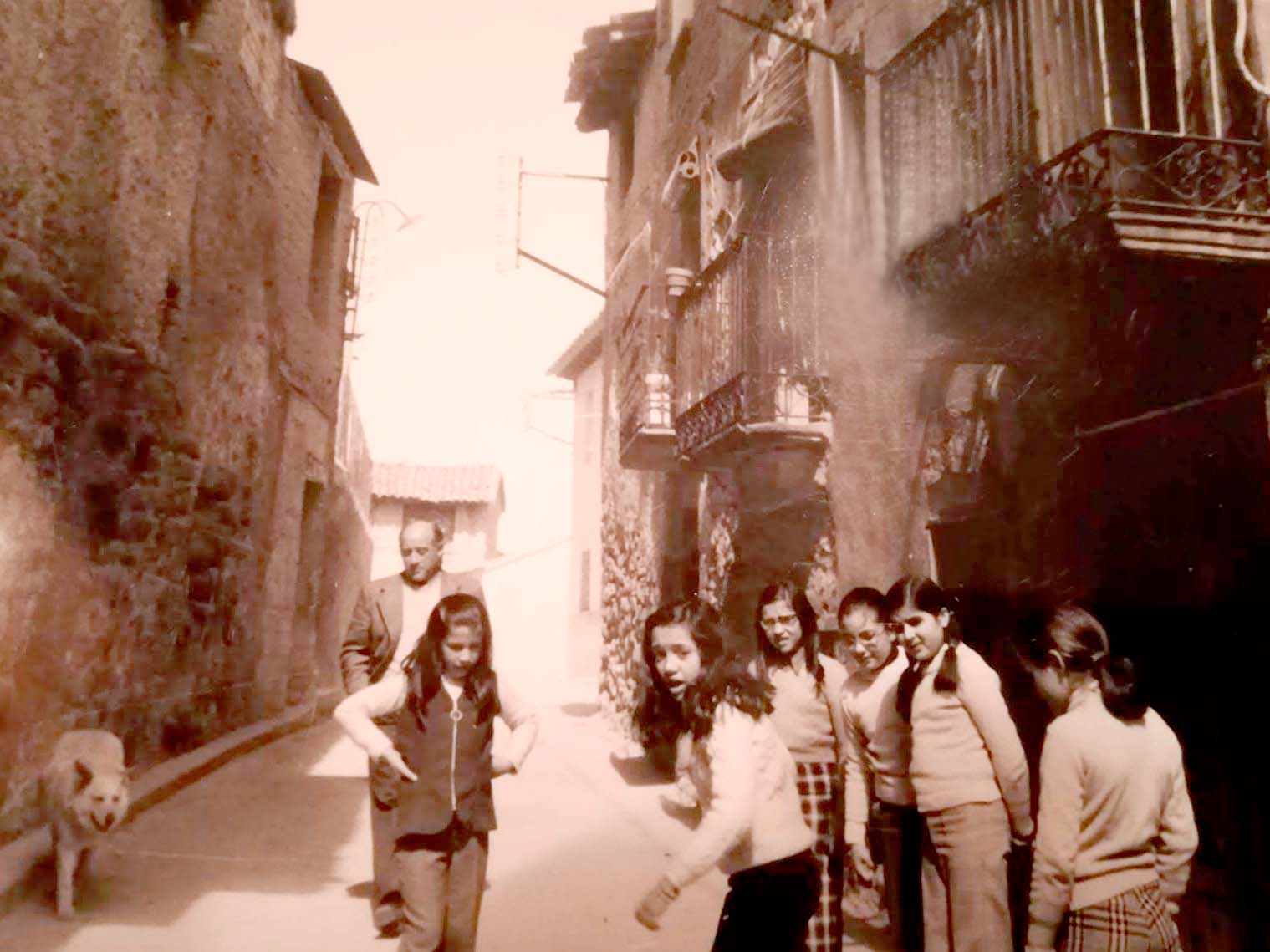 Capella. Niñas en la calles de las Eras Capella. Niñas en la calles de las Eras