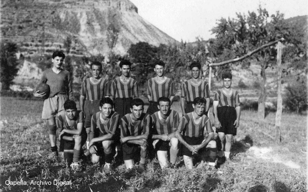 Equipo de Fútbol de Capella en un partido en Santaliestra, años 40