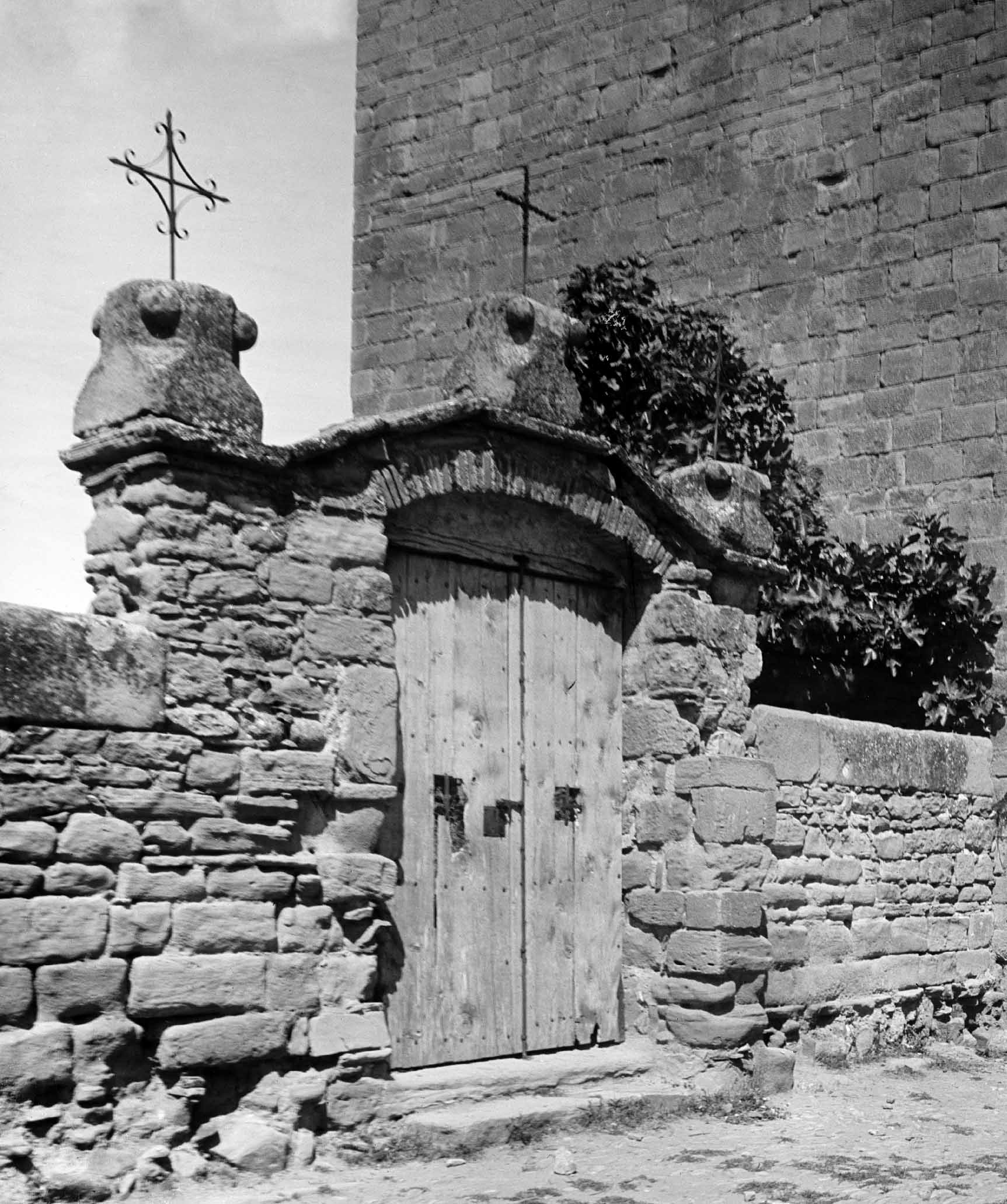 Adolf Mas. Puerta del cementerio de Capella